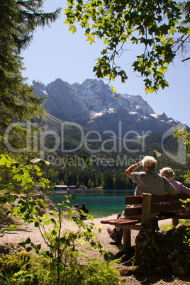 Senioren Rentner Pause Rast auf einer Bank am Eibsee