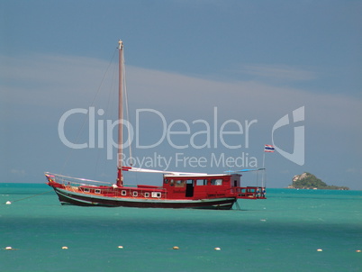 rotes Segelboot in der Andamanensee