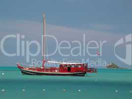 rotes Segelboot in der Andamanensee