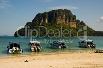 Motorboote am Strand von Krabi
