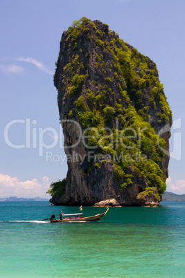 einsamer Felsen am Strand von einer Insel bei Krabi