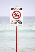Warnschild am Strand