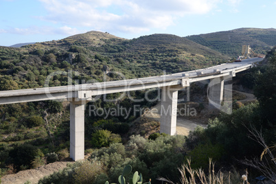 Bau einer Autobahnbrücke auf Kreta