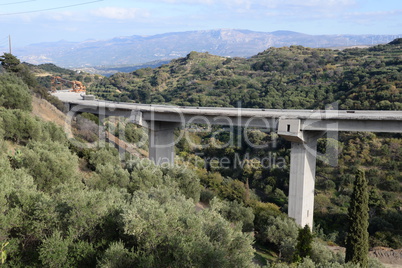 Bau einer Autobahnbrücke auf Kreta