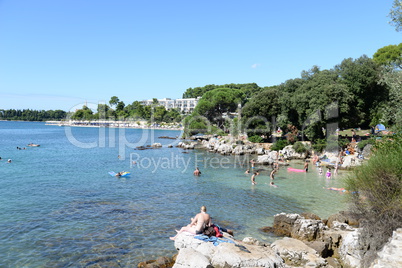 Badestrand bei Rovinj, Istrien, Kroatien