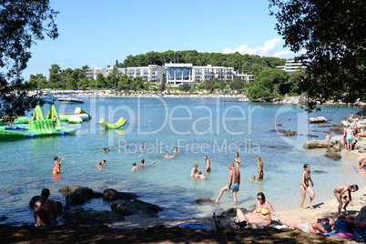 Badestrand bei Rovinj, Istrien, Kroatien