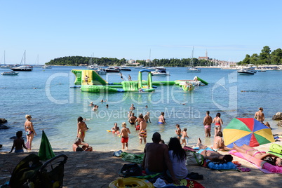 Badestrand bei Rovinj, Istrien, Kroatien