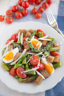 Italienischer Brotsalat mit Spargel