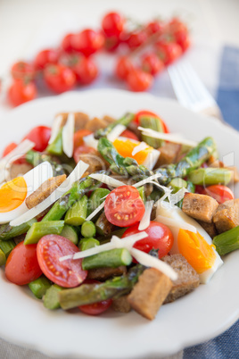 Italienischer Brotsalat mit Spargel