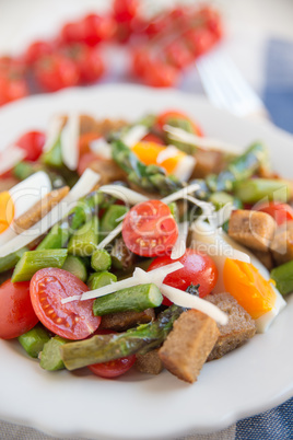 Italienischer Brotsalat mit Spargel