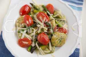 Spinatgnocchi mit Spargel und Tomaten