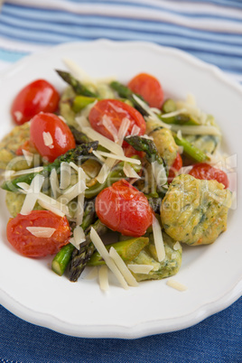 Spinatgnocchi mit Spargel und Tomaten