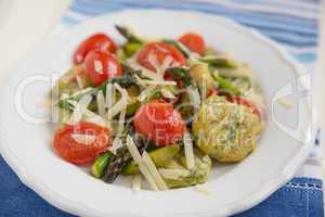 Spinatgnocchi mit Spargel und Tomaten