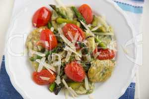 Spinatgnocchi mit Spargel und Tomaten