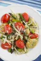 Spinatgnocchi mit Spargel und Tomaten