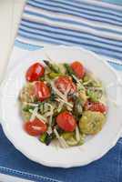 Spinatgnocchi mit Spargel und Tomaten