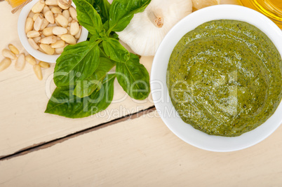 Italian basil pesto sauce ingredients