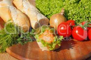 Baguette, geräuchertes Lachsfilet, Salat, Gemüse