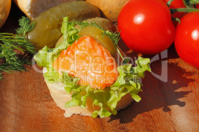 Baguette, geräuchertes Lachsfilet, Salat, Gemüse