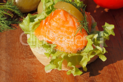 Baguette, geräuchertes Lachsfilet, Salat, Gemüse