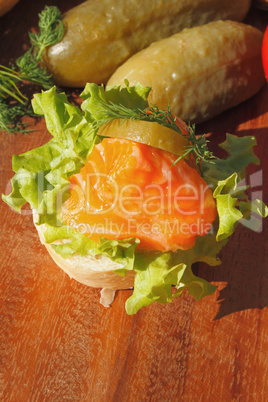 Baguette, geräuchertes Lachsfilet, Salat, Gemüse