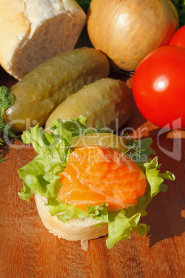 Baguette, geräuchertes Lachsfilet, Salat, Gemüse