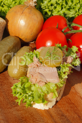 Baguette, Thunfischfilet, Salat, Gemüse