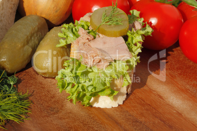 Baguette, Thunfischfilet, Salat, Gemüse