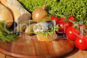 Baguette, saurer Hering, Rollmops, Salat, Gemüse