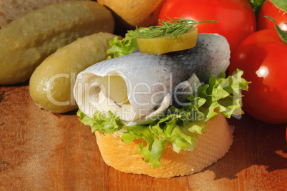 Baguette, saurer Hering, Rollmops, Salat, Gemüse