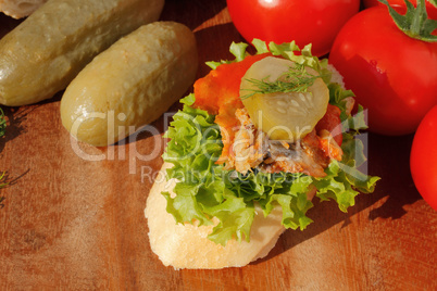 Baguette, Heringsfilet, Tomatensauce, Salat, Gemüse