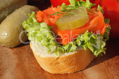 Baguette, geräuchertes Seelachsfilet, Salat, Gemüse