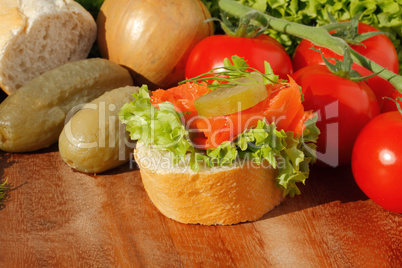 Baguette, geräuchertes Seelachsfilet, Salat, Gemüse