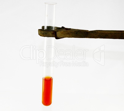Reagenzglas mit roter Substanz