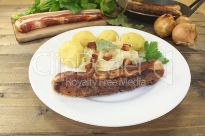 Brawurst und Kartoffeln, Sauerkraut mit Schinkenspeck