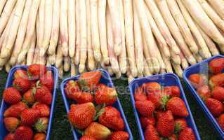 Spargel und Erdbeeren auf einem Wochenmarkt