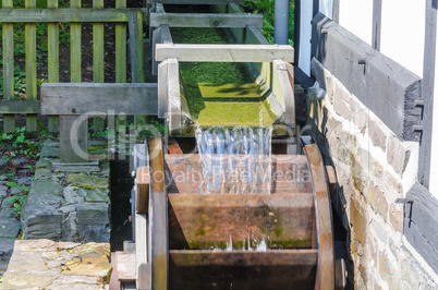 Wassermühlenrad in Betrieb