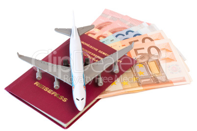 Reisepass mit Flugzeug und Geld.