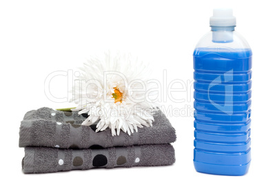 Waschmittel mit Handtüchern und Blume