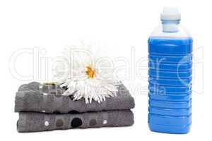 Waschmittel mit Handtüchern und Blume