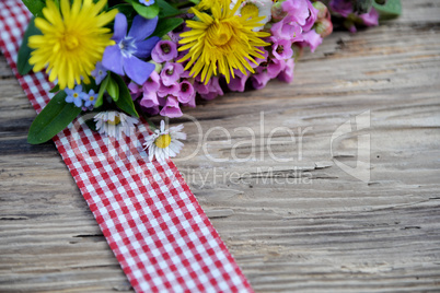 Frühlingsblumen auf einem holzbrett