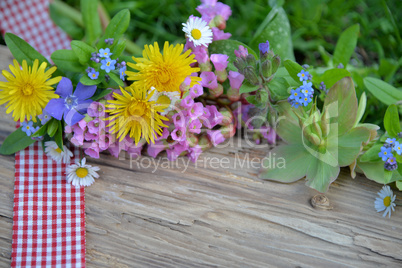 Frühlingsblumen auf einem holzbrett