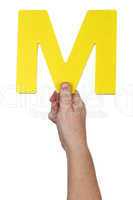 Hand halten Buchstabe M aus Alphabet