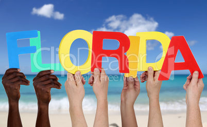 Hände halten das Wort Florida im Sommer am Strand und Meer