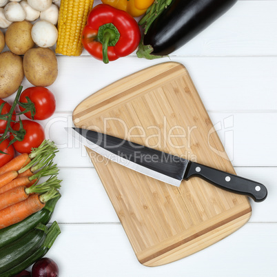 Vegetarisch kochen Essen zubereiten Brett mit Gemüse und Messer
