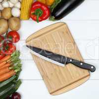 Vegetarisch kochen Essen zubereiten Brett mit Gemüse und Messer