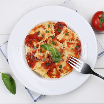 Ravioli Pasta mit Tomaten Sauce Gericht von oben