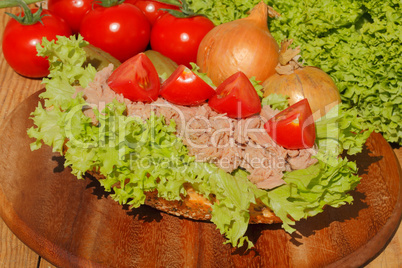 Fischbrötchen mit Thunfischfilet, Salat, Gewürzgurken, Zwiebeln