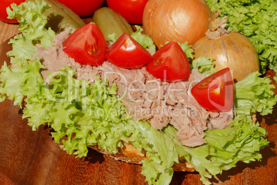 Fischbrötchen mit Thunfischfilet, Salat, Gewürzgurken, Zwiebeln