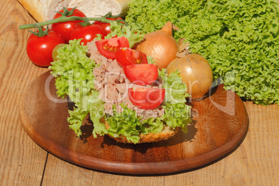 Fischbrötchen mit Thunfischfilet, Salat, Gewürzgurken, Zwiebeln